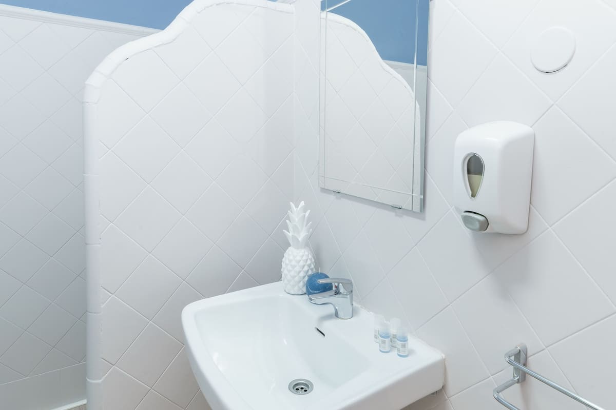 single room (interior) | bathroom sink