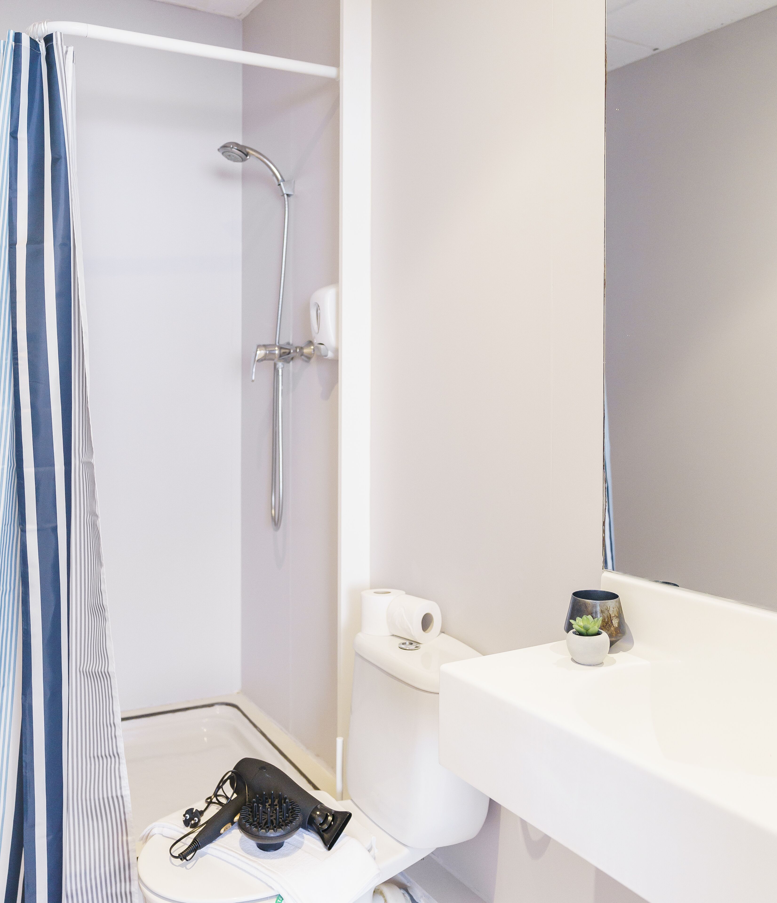 economy twin room | bathroom | free toiletries, hair dryer, towels