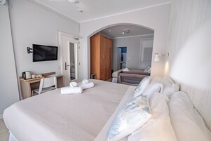 Quarto família | Escrivaninha, Wi-Fi de cortesia, roupa de cama
