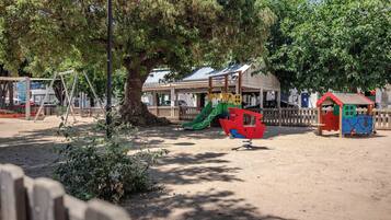 Zona de juegos infantil al aire libre