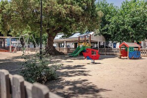 Zona de juegos infantil al aire libre