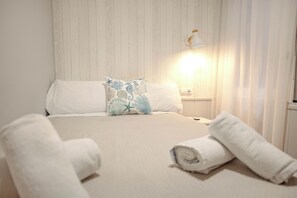 Economy Single Room (Interior) | Desk, free WiFi, bed sheets - Hotel Boutique La Brisa (Vilanova I la Geltru)