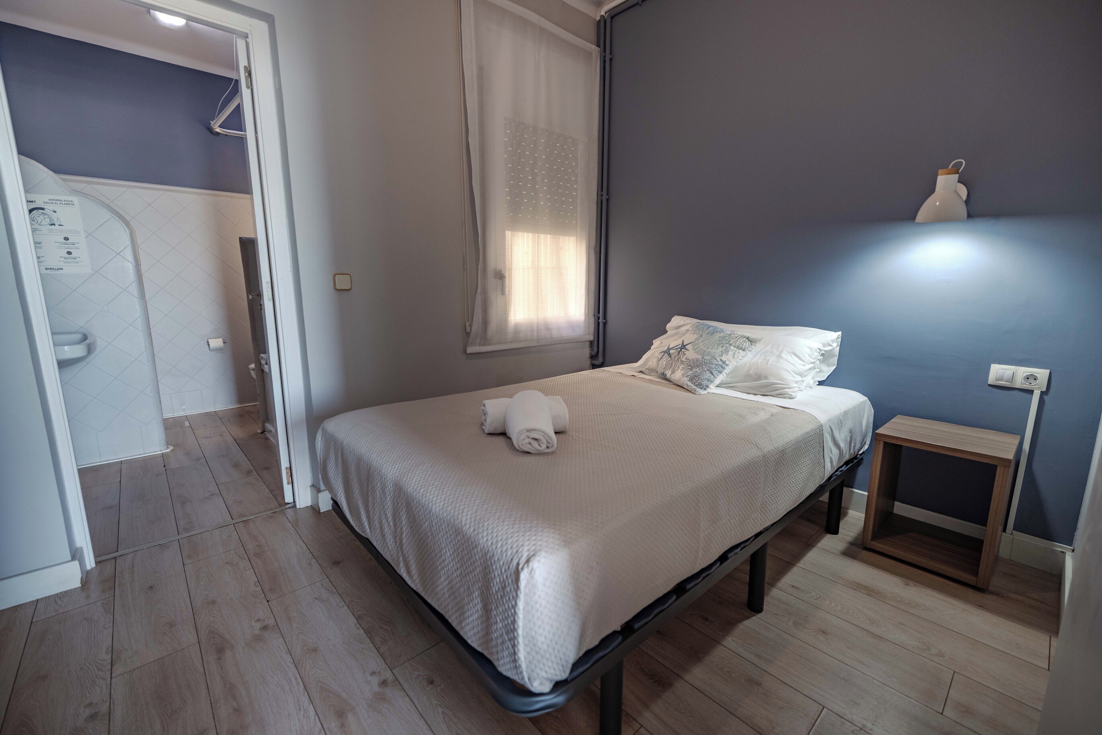 Driepersoonskamer | Een bureau, gratis wifi, beddengoed