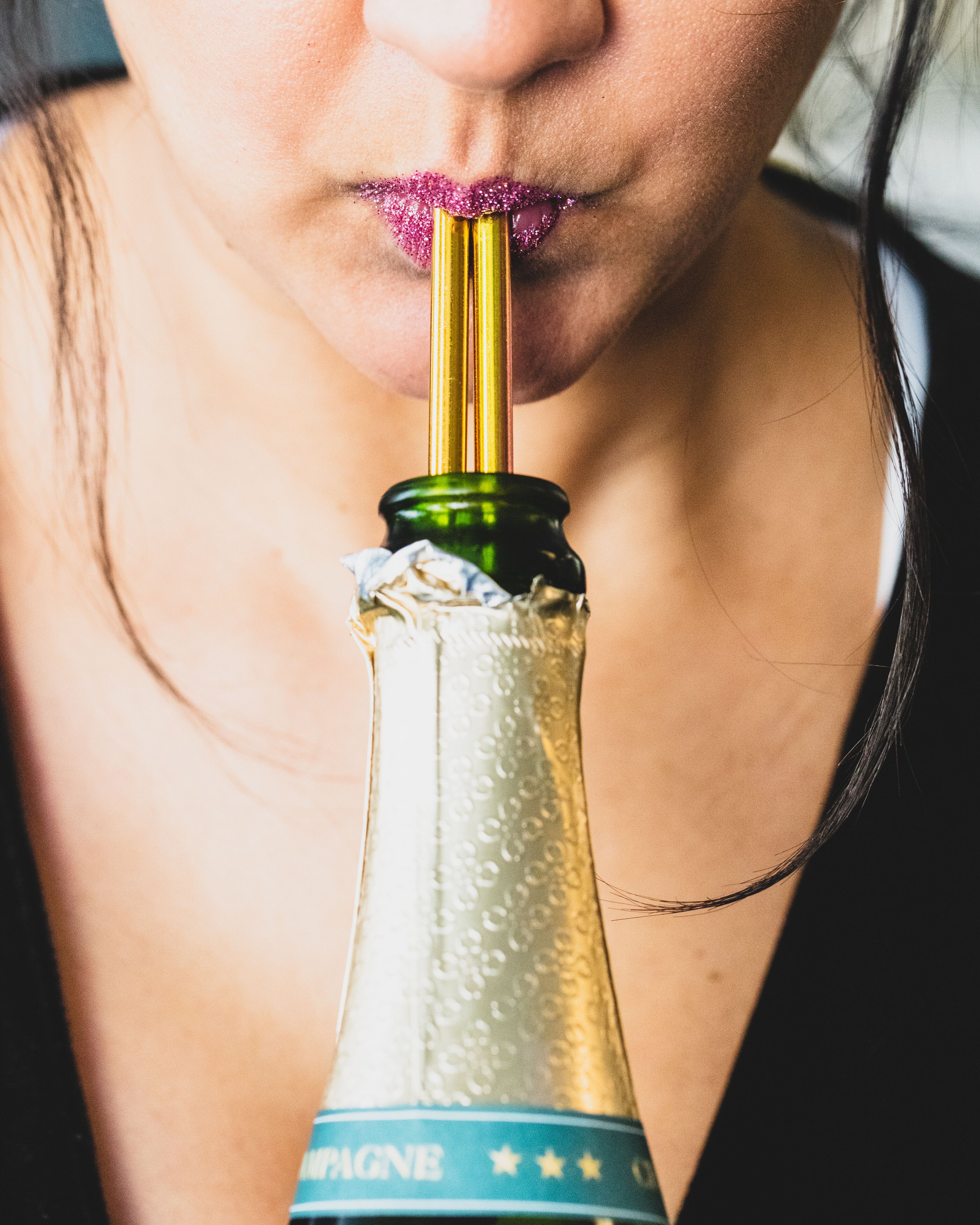 Gros plan sur une bouteille de champagne, recouverte d’une feuille d’or et portant une étiquette sur laquelle on peut lire « CHAMPAGNE ».