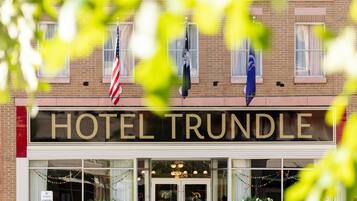 Vista frontal de la propiedad