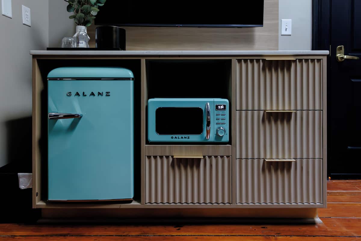 flutter king | living area | 55-inch flat-screen tv with cable channels, tv