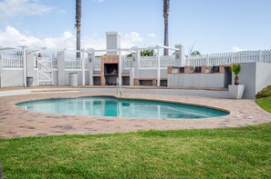 Outdoor pool - Greenways Golf Estate Sea View Apartment (Cape Town)