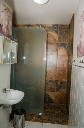 Design Apartment, Sea View | Bathroom | Shower, hair dryer, towels - Greenways Golf Estate Sea View Apartment (Cape Town)