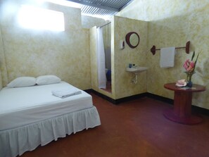 Doppelzimmer | Badezimmer | Kostenlose Toilettenartikel, Handtücher