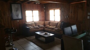 Casa, 1 habitación | Zona de estar | Una televisión de pantalla plana