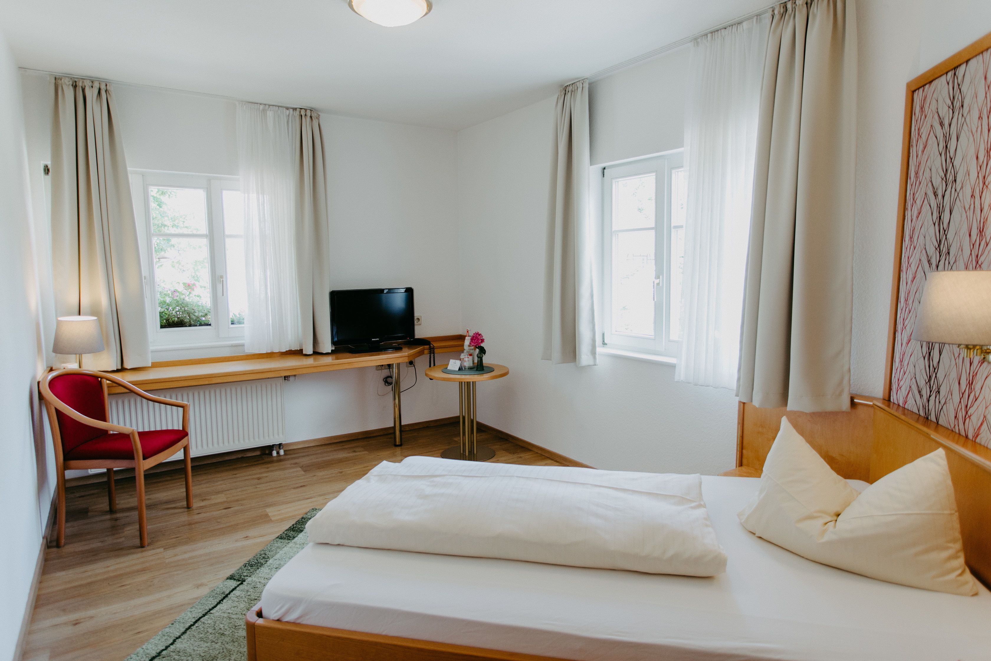In-room safe, individually decorated, laptop workspace, blackout drapes