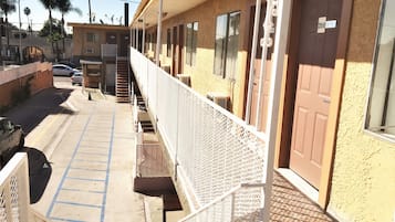 Deluxe Single Room, 1 King Bed | Balcony