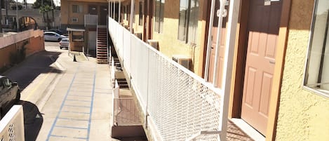 Deluxe Single Room, 1 King Bed | Balcony
