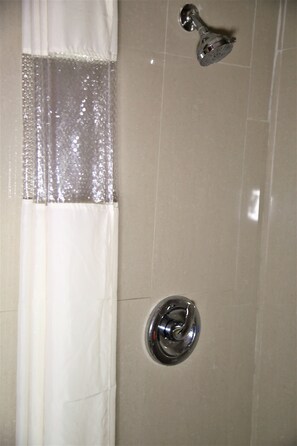 Deluxe Single Room, 1 King Bed | Bathroom shower - 4 Star Motel (Los Angeles)