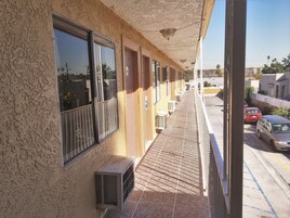 Quarto solteiro luxo, 1 cama King | Sacada