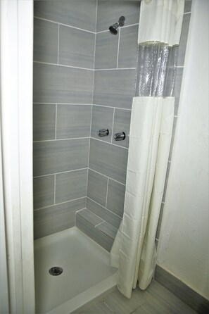 Deluxe Single Room, 1 King Bed | Bathroom shower - 4 Star Motel (Los Angeles)