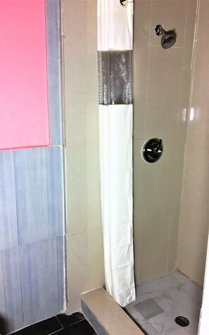 Deluxe Single Room, 1 King Bed | Bathroom shower - 4 Star Motel (Los Angeles)