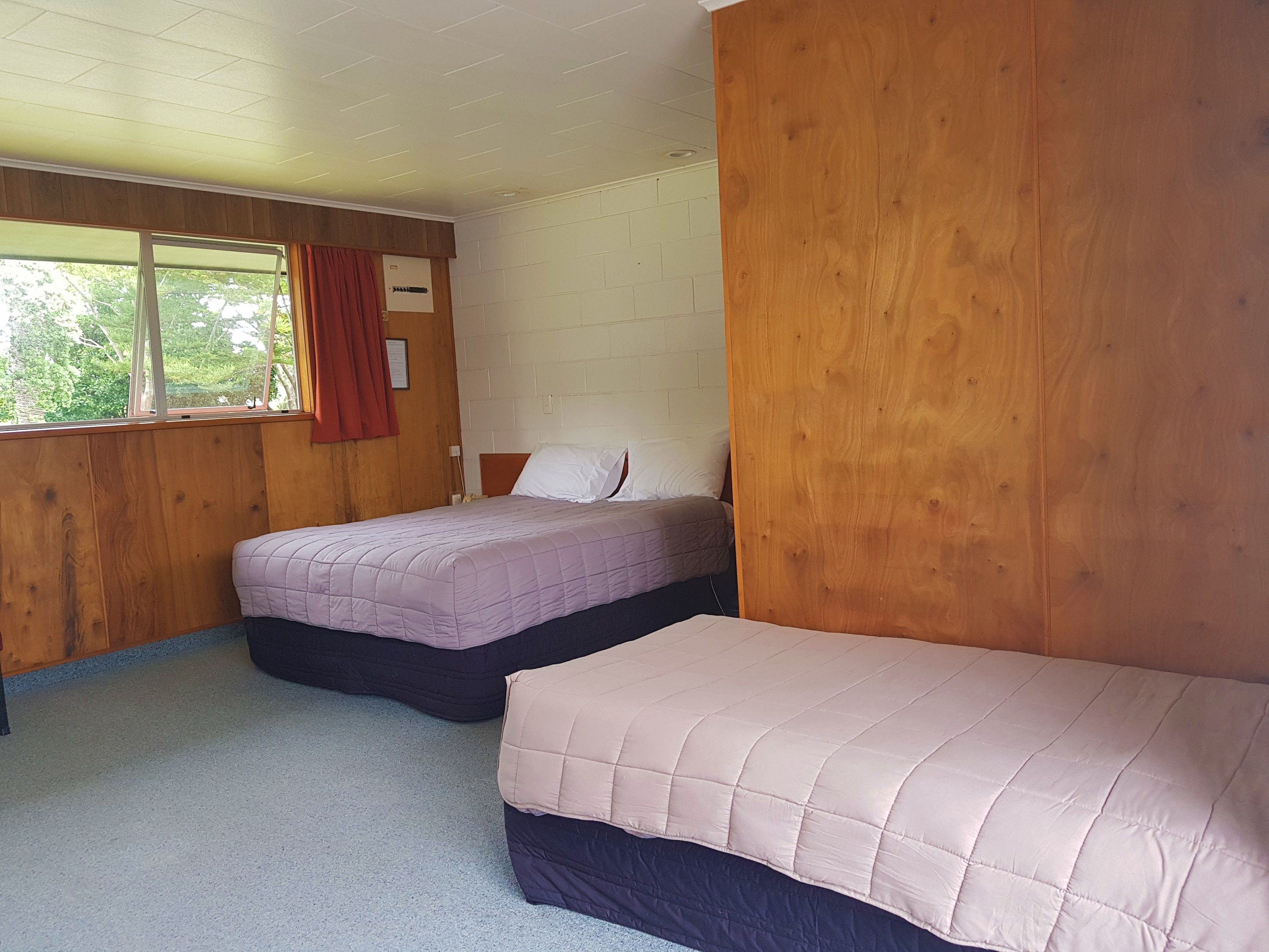 Ropa de cama de alta calidad y caja de seguridad en la habitación 