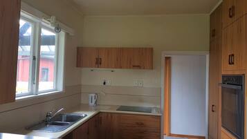 House, 4 Bedrooms | Private kitchen