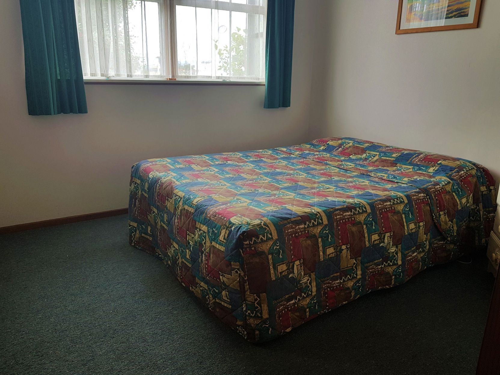 Ropa de cama de alta calidad y caja de seguridad en la habitación 