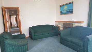 Casa, 4 habitaciones | Zona de estar | Una televisión de pantalla plana, películas de pago