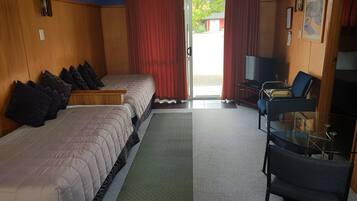 Suite, 1 Bedroom | Living area