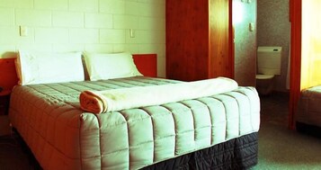 Premium bedding, in-room safe, iron/ironing board, free WiFi