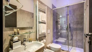 Chuveiro, chuveiro com efeito de chuva, produtos de toalete grátis