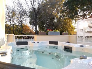 Tina de hidromasaje al aire libre