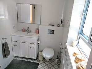 Departamento Premium, 1 habitación, hidromasaje, vista a la montaña | Baño | Regadera, tina de hidromasaje, amenidades de baño gratuitas, batas 