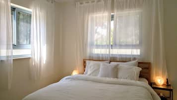 Premium Apartment, 1 Bedroom, Jetted Tub, Mountain View | 1 bedroom, blackout curtains, free cots/infant beds, free WiFi