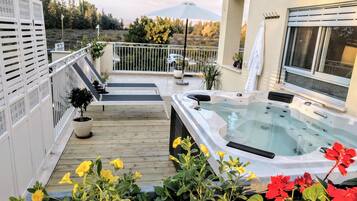 Premium Apartment, 1 Bedroom, Jetted Tub, Mountain View | Terrace/patio