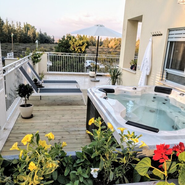 Outdoor spa tub - Al Sfat HaBanias (HaGalil HaElyon)