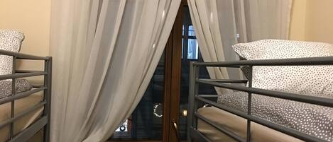 Tabla de planchar con plancha, wifi gratis y ropa de cama