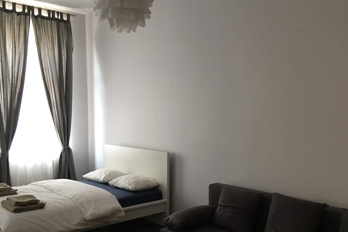 Apartamento, cozinha americana (dla 4 osób) | Ferros/tábuas de passar roupa, Wi-Fi de cortesia, roupa de cama