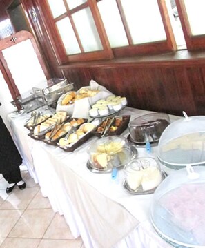 Free daily buffet breakfast