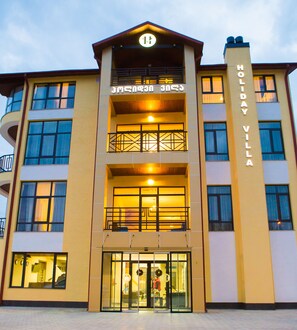 Front of property - Hotel Holiday Villa (Tbilisi)