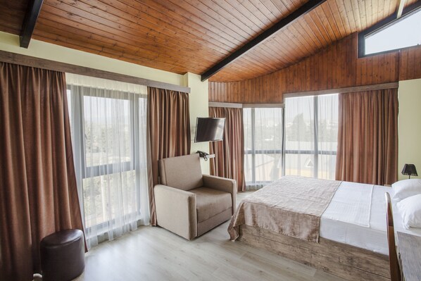 Kahden hengen perushuone, näköala puutarhaan, puutarha-alue | Ylelliset vuodevaatteet, pillowtop-patjalliset sängyt, minibaari