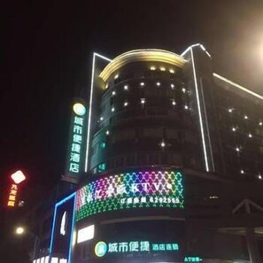 Fachada de la propiedad por la tarde o noche