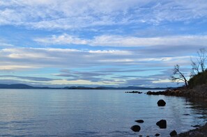 Am Strand, weißer Sandstrand, Kajakfahren, Angeln