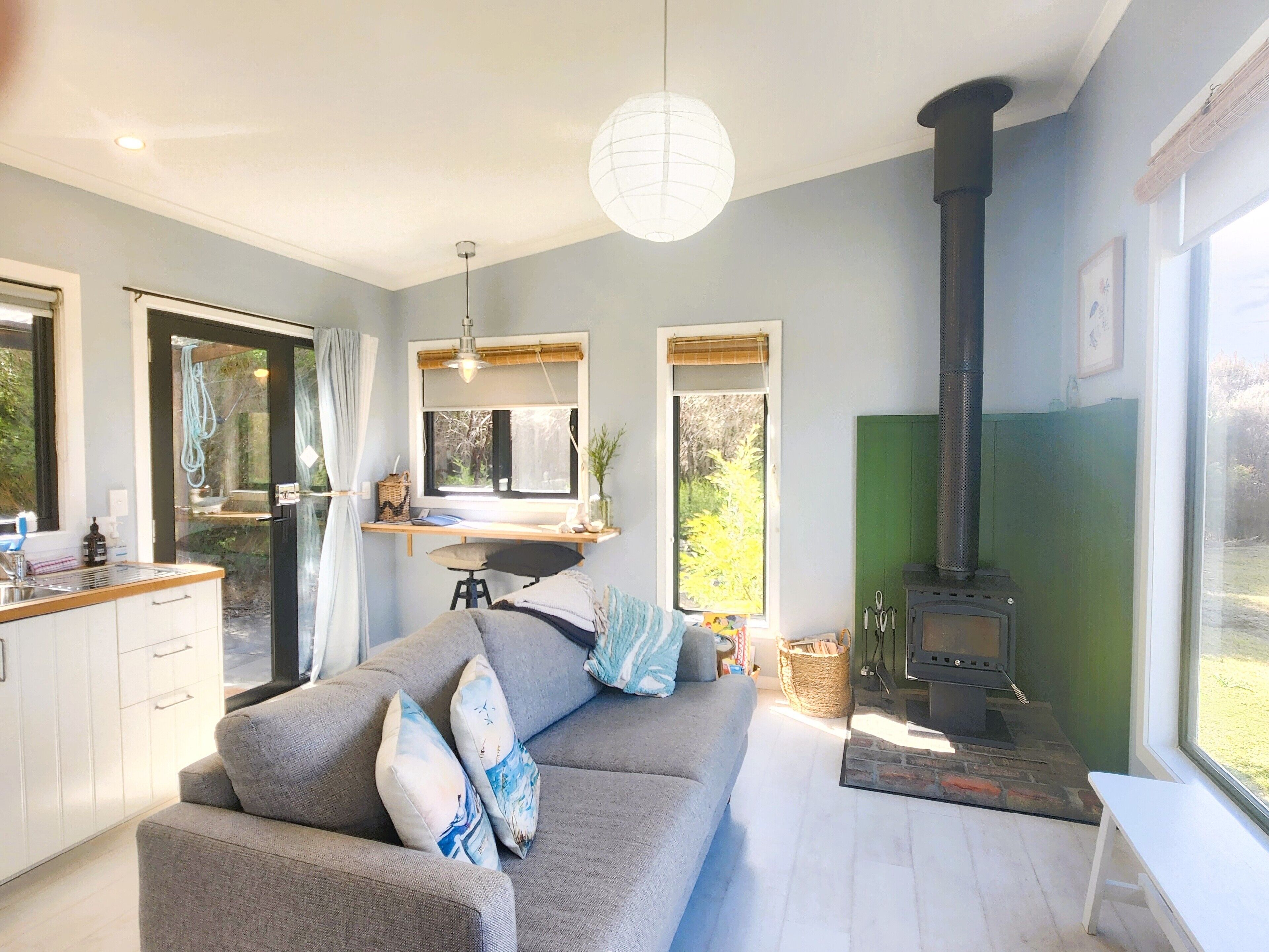 파노라믹 스튜디오, 퀸사이즈침대 1개, 바다 전망, 바닷가 (Adrift #1) | 거실 공간 | 평면 TV, 벽난로, DVD 플레이어, 책