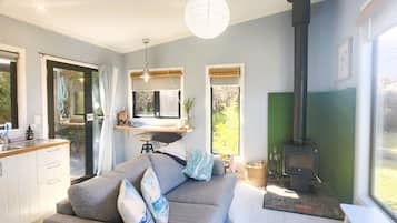 ํ๋
ธ๋ผ๋ฏน ์คํ๋์ค, ํธ์ฌ์ด์ฆ์นจ๋ 1๊ฐ, ๋ฐ๋ค ์ ๋ง, ๋ฐ๋ท๊ฐ (Adrift #1) | ๊ฑฐ์ค ๊ณต๊ฐ | ํ๋ฉด TV, ๋ฒฝ๋๋ก, DVD ํ๋ ์ด์ด, ์ฑ