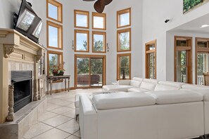 Tv, eldstad, dvd-spelare och ett bordtennisbord