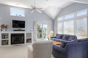 TV, caminetto, lettore DVD, tavolo da calcetto