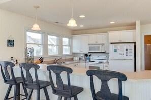 KĂŒhlschrank, Mikrowelle, Ofen, Herdplatte