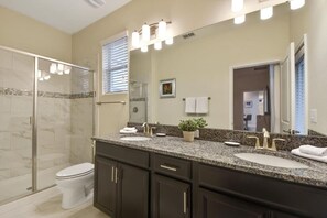 Combined shower/bathtub, hair dryer - Blue Moon Valley Villa: Private Pool/Spa! (Davenport)