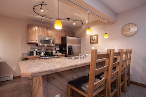 Fridge, oven, stovetop, coffee/tea maker