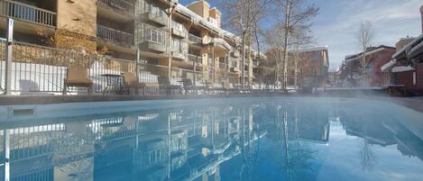 Een verwarmd zwembad