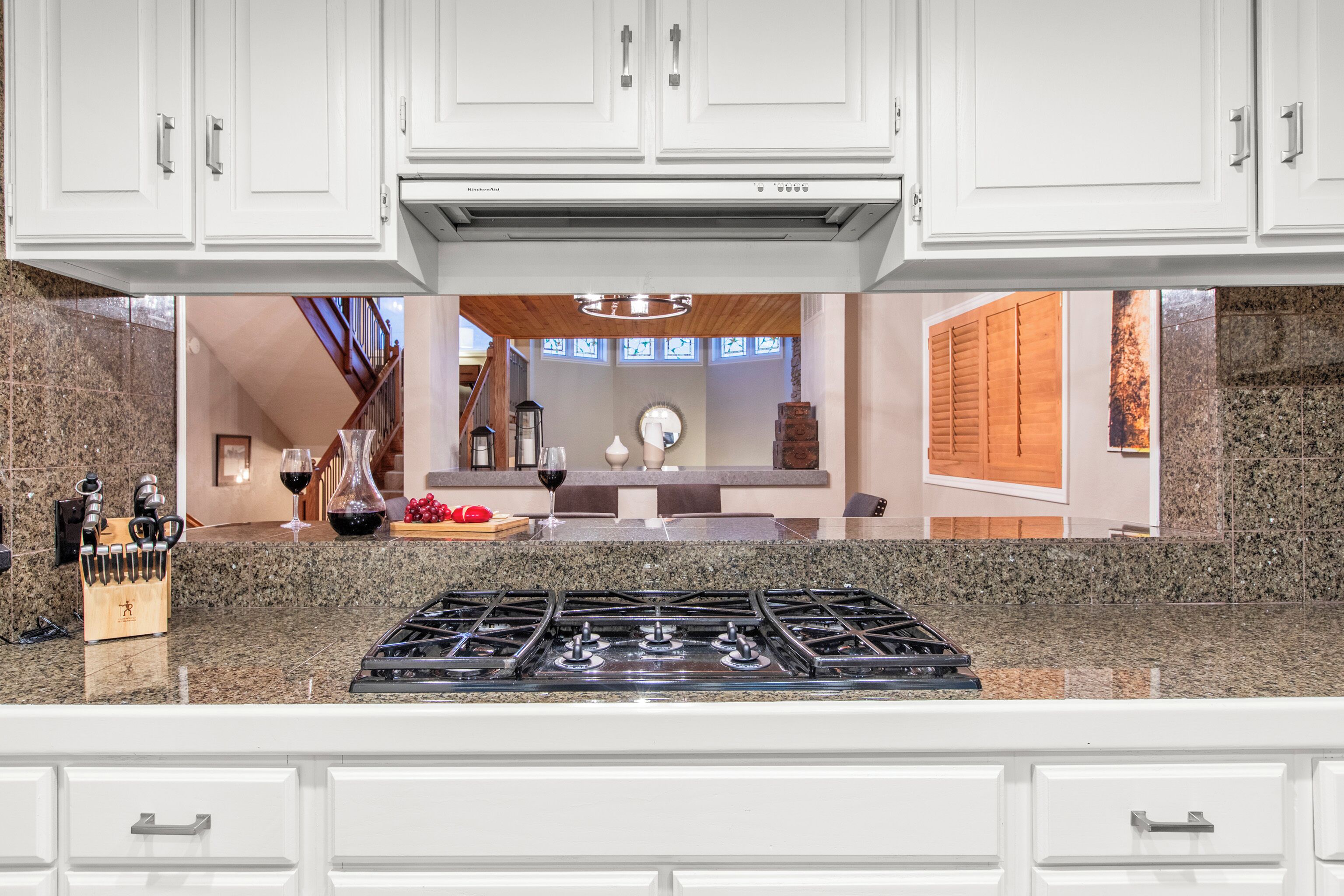 Geladeira, micro-ondas, cooktop, lava-louças