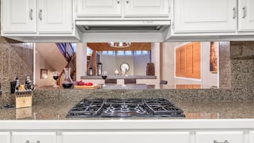 Geladeira, micro-ondas, cooktop, lava-louças